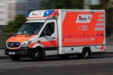 Rettungswagen auf Einsatzfahrt: Plötzlich kracht es, drei Menschen werden verletzt