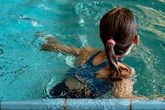 Unsittlich angefasst: Mann belästigt Kinder in Stuttgarter Schwimmbad