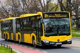 Fußgängerin tritt auf Straße, Bus muss heftig bremsen: Zwei Seniorinnen im Krankenhaus