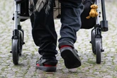 Happy End für 105-Jährigen: Nach erfolgreicher Hüft-OP kann er wieder gehen!