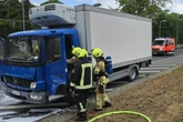 Lkw auf A111 fängt Feuer: Eine Person verletzt