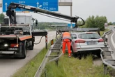 Ford landet nach Unfall auf A4 zwischen zwei Leitplanken