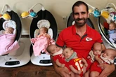 Wie Vater Vierlingsmädchen ihre Namen beibringt, amüsiert Millionen