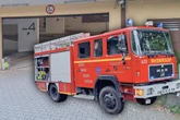Großeinsatz am Hotel: Rauchalarm sorgt für Evakuierung von 100 Gästen, Straße gesperrt