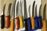 Irre Entdeckung bei Routinekontrolle: 20-Jähriger mit elf Messern unterwegs