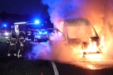 Feuer auf der A17: Transporter steht in Vollbrand