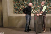 Als Roland Trettl die Haare seines Gastes sieht, ist er völlig aus dem Häuschen: "Was hast du da oben?"
