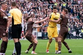 Bundesliga-Keeper will nach Platzverweis dem Schiri an den Kragen