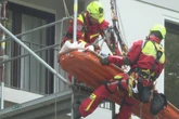 Bauarbeiter bei Sturz durch Dach verletzt: Höhenretter eilen zur Bergung