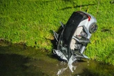 Carsharing-Auto landet kopfüber in Kanal: Kran muss Wagen herausziehen