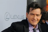 Sitcom-Legende Charlie Sheen spricht offen über Sex mit Männern: "Hat verdammt viel Spaß gemacht"