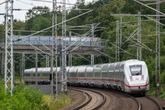 Rechtsradikaler Radau im Intercity: Polizei schmeißt pöbelnde Männer aus Zug