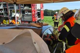Kinder bei brütender Hitze in BMW gefangen! Feuerwehr muss Gewalt anwenden