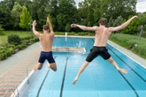 Coole Freibad-Aktion! Anonymer Gönner lässt Kinder gratis planschen