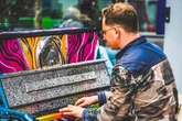 Überraschende Aktion in Leipzig: "The Voice of Germany"-Gewinner spielt am Hauptbahnhof