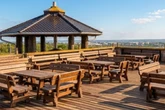 Harz-Alarm bei Ami-Restaurant: Falsches Holz sorgt für klebrige Terrassenmöbel