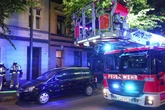 Flammen in Mehrfamilienhaus: Feuerwehr rückt mit Drehleiter an