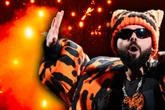 Orange Party! Neuer Geheimfavorit beim ESC - mit Ohren-Mütze, Sonnenbrille und Sashimi