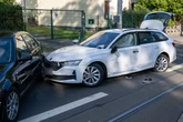 Unfall mit mehreren Fahrzeugen und einer Straßenbahn
