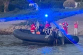 Boot mitten auf dem Rhein gestrandet: Feuerwehr muss Sportschiff retten