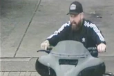 Unbezahlter Tankstopp an A24: Wer kennt diesen Motorradfahrer?