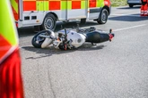 Lkw-Fahrer übersieht wegen Sonne rote Ampel: 19-jähriger Biker stirbt
