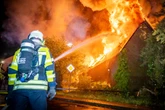 Gebäude abgefackelt und eingestürzt: Suche nach Bewohner von Bauruine