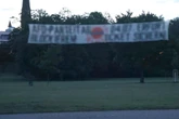 Riesenplakat im Alaunpark aufgetaucht: Was es damit auf sich hat