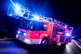 Matratze brennt in Treppenhaus von Mehrfamilienhaus: Vier Menschen im Krankenhaus