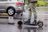 Geisterfahrer mal anders: E-Scooter und Radler auf Autobahn-Safari