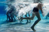 Mitarbeiterin eines Schwimmbads sexuell belästigt: Polizei rückt an und nimmt Verdächtigen fest