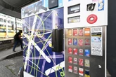 Frau stiehlt ganzen Zigarettenautomaten in fünf Minuten: Polizei steht vor Rätsel