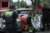 Audi will ausweichen und kracht gegen parkendes Auto: Passantin schwer verletzt
