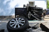 VW kommt von Straße ab und überschlägt sich: Fahrer muss aus Auto befreit werden