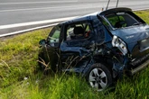 Lastwagen kracht in Skoda: Mutter und ihr Kleinkind werden schwer verletzt