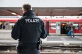 Ausraster am Bahnhof: Kaffeeattacke, Biss und Gleisschubser