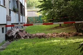 Fassade stürzt ein: Hausteile landen im Garten