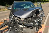 Heftiger Frontalunfall: 19-Jährige brettert in entgegenkommenden Ford