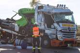 Truck voller Socken und Kinderlatschen rast auf A13 in Lkw: Vollsperrung!