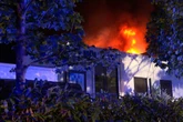 Meterhohe Flammen schlagen aus Industriehalle: Feuerwehr im Großeinsatz
