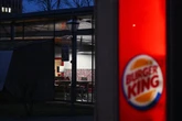 Mann mit Waffe überfällt Burger King: Polizei veröffentlicht Täterbeschreibung