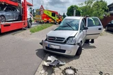 Lkw kracht in Auto: Mann schwer verletzt, Hubschrauber im Einsatz