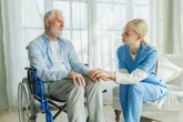 Zu wenig Heimplätze und Personal: Nachbarn sollen Nachbarn pflegen
