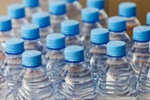 Wasserflaschen legen Bundesstraße lahm - Ladung nicht fachgerecht gesichert