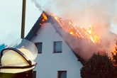 Flammen schlagen aus Dachstuhl von Wohnhaus: Bewohnerin kann sich und Katze retten