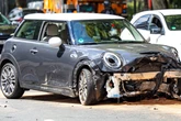 Schwerer Unfall in Frankfurt: Zwei Verletzte und hoher Sachschaden