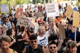 "Zug der Liebe" rollt wieder durch Berlin: Techno-Parade trommelt für Toleranz