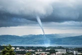 Spektakulär: Windhose fegt über den Bodensee