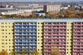 Quartett prügelt Bar-Besucher auf Heimweg ins Krankenhaus: Wer kennt diesen Verdächtigen?