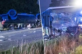 Toyota kracht frontal in Linienbus: Drei Schwerverletzte